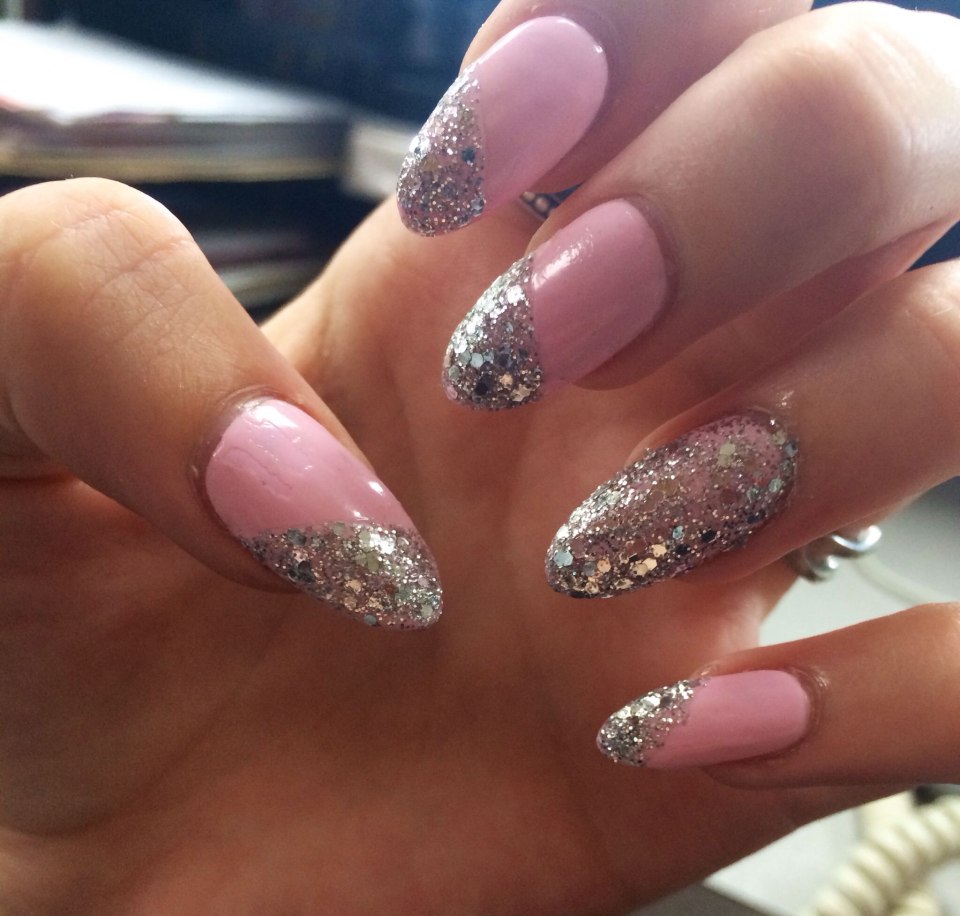 Ногти миндаль светлые с блестками