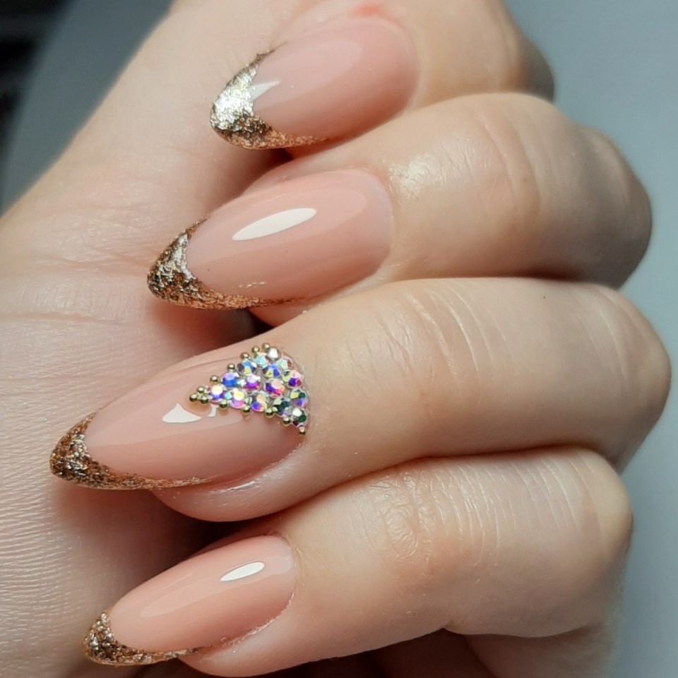 Наращивание белый выкладной френч миндаль