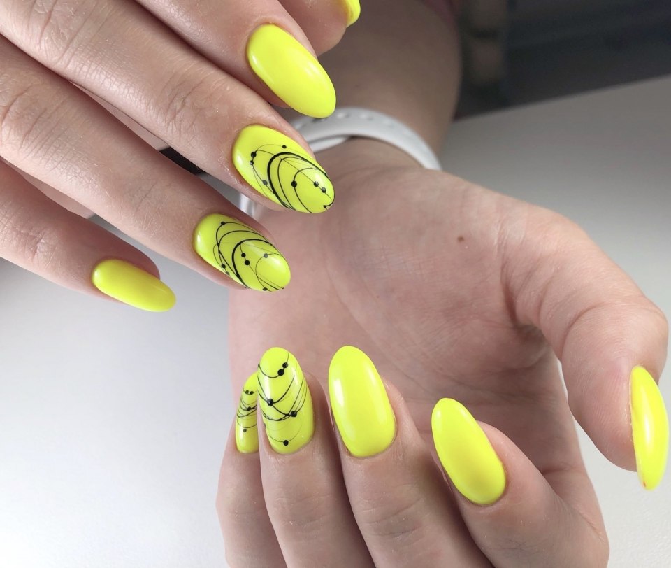 Жёлтый маникюр с листьями
