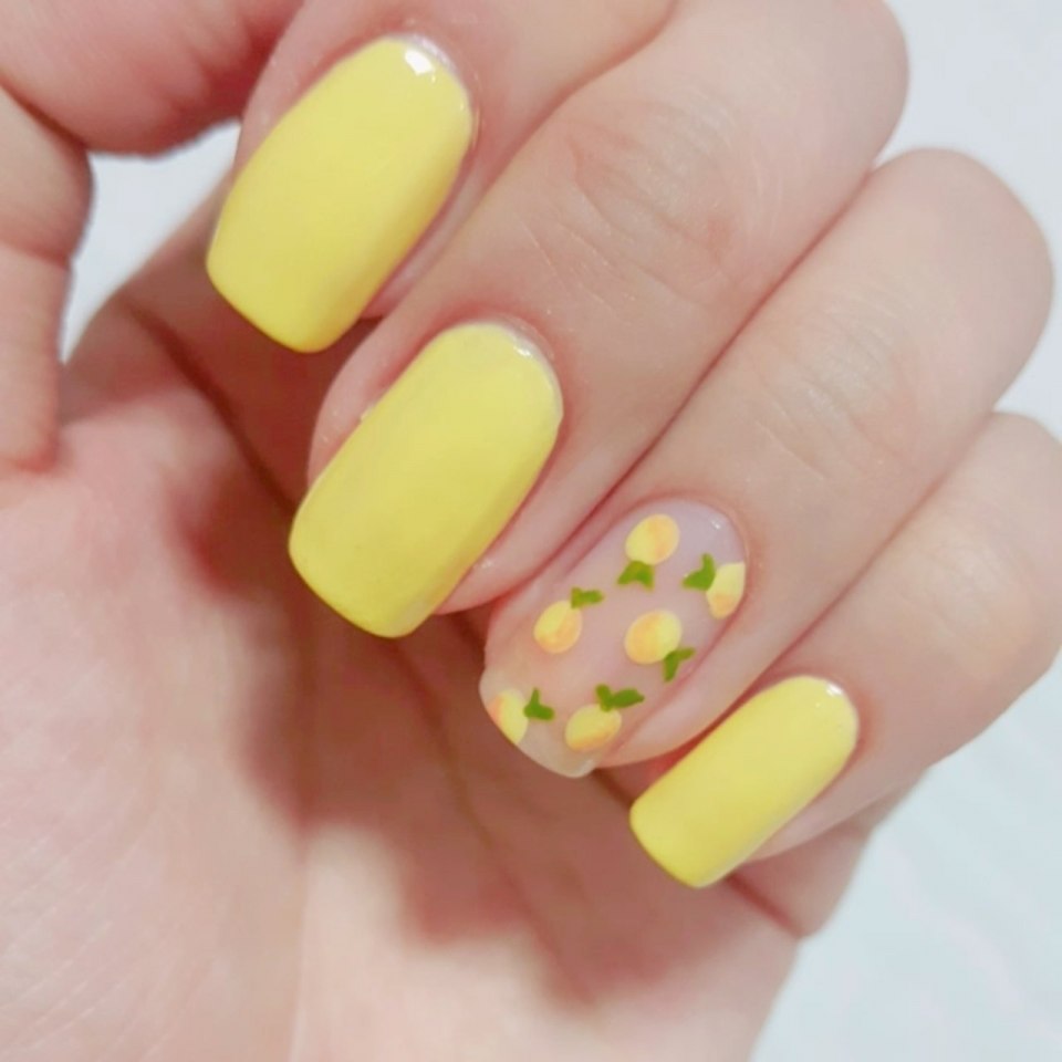 Милый маникюр желтый