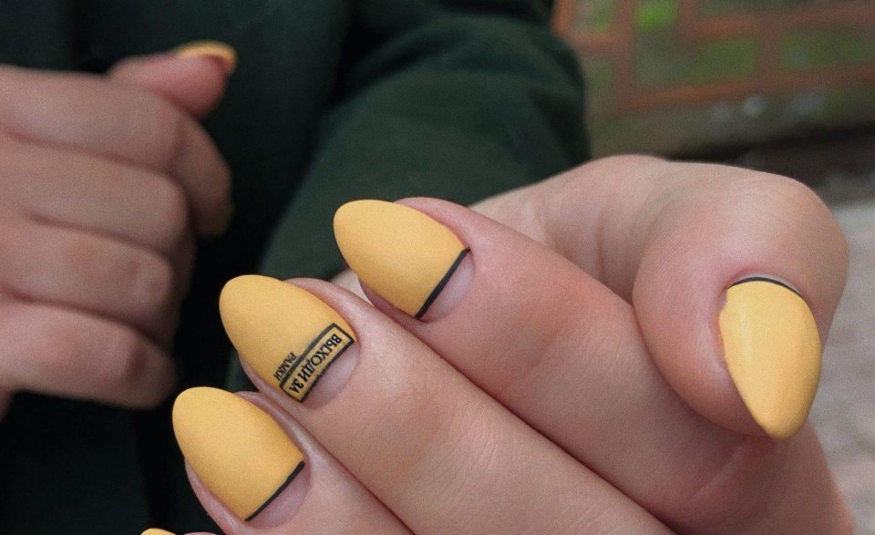 Желтый лак со стразами