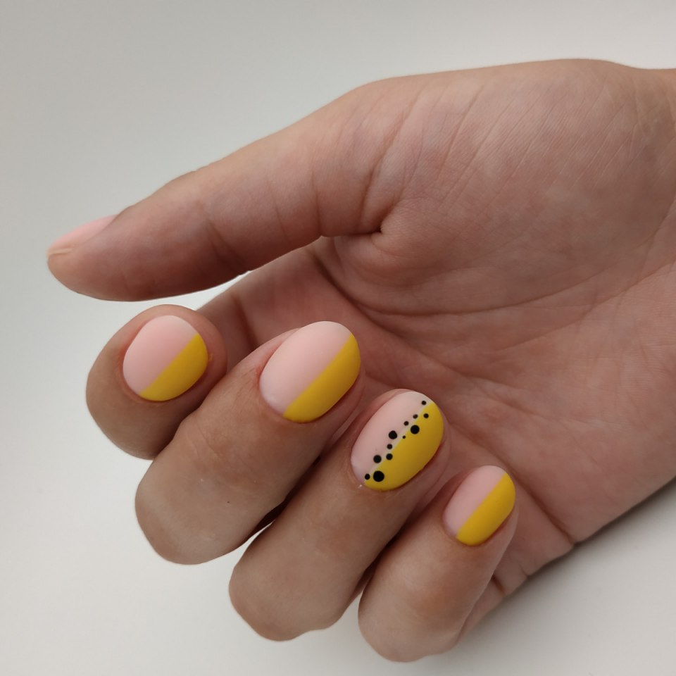 Жёлтый маникюр с разноцветными точками