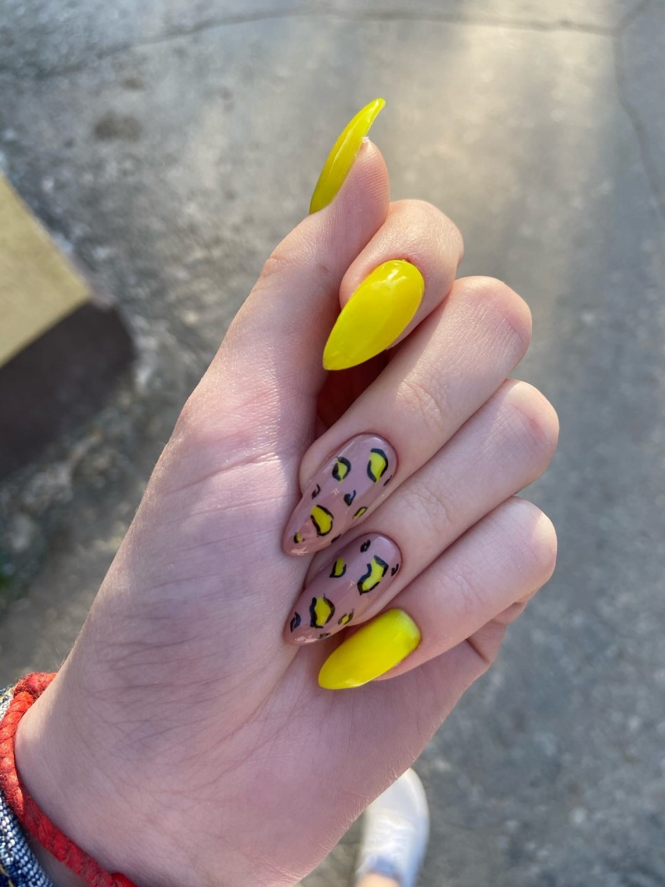 Дизайн ногтей желтый