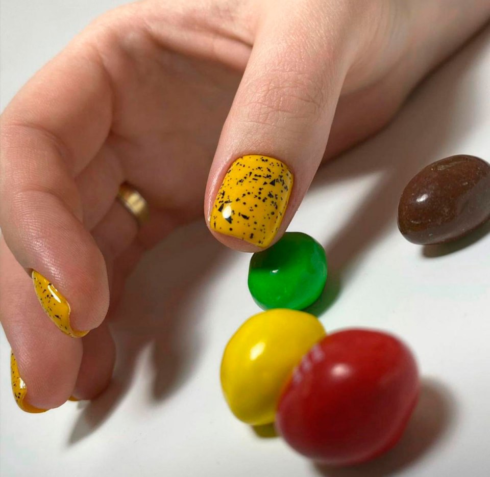 Жёлтый маникюр перепелиное яйцо