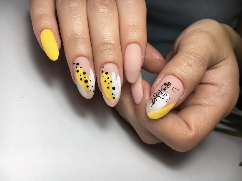 Жёлтый маникюр с точками
