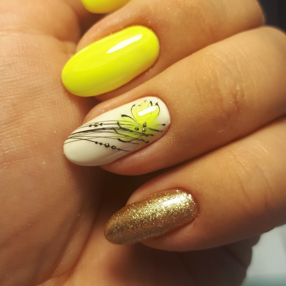 Жёлтый маникюр с паутинкой