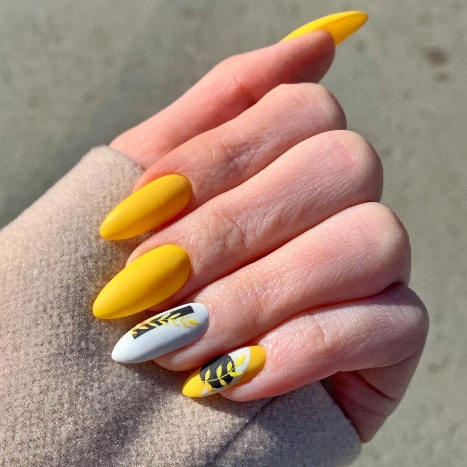 Маникюр с хлопьями матовый желтый