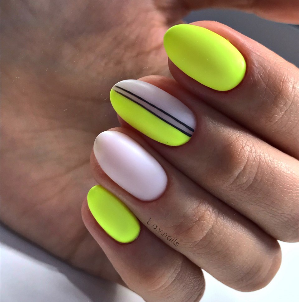 Жёлтый маникюр с камнями