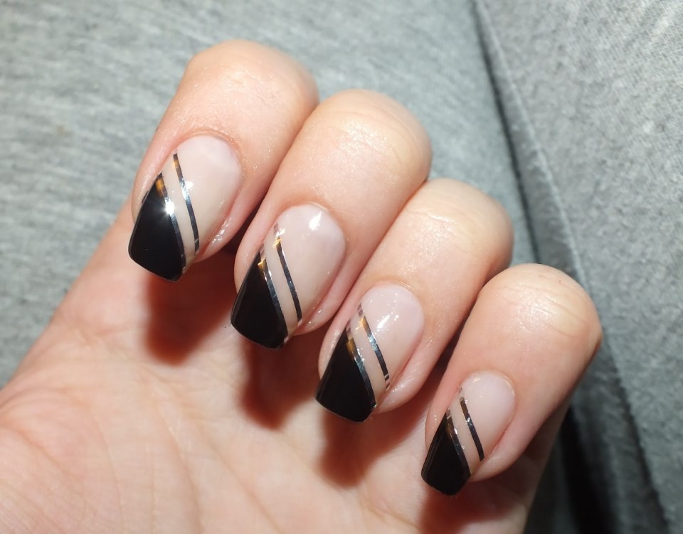 Маникюр френч с полосками