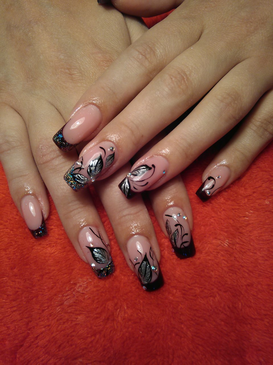 Фигурный френч на ногтях