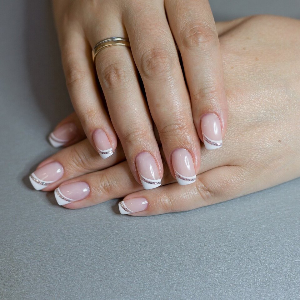 Красивый френч на ногтях