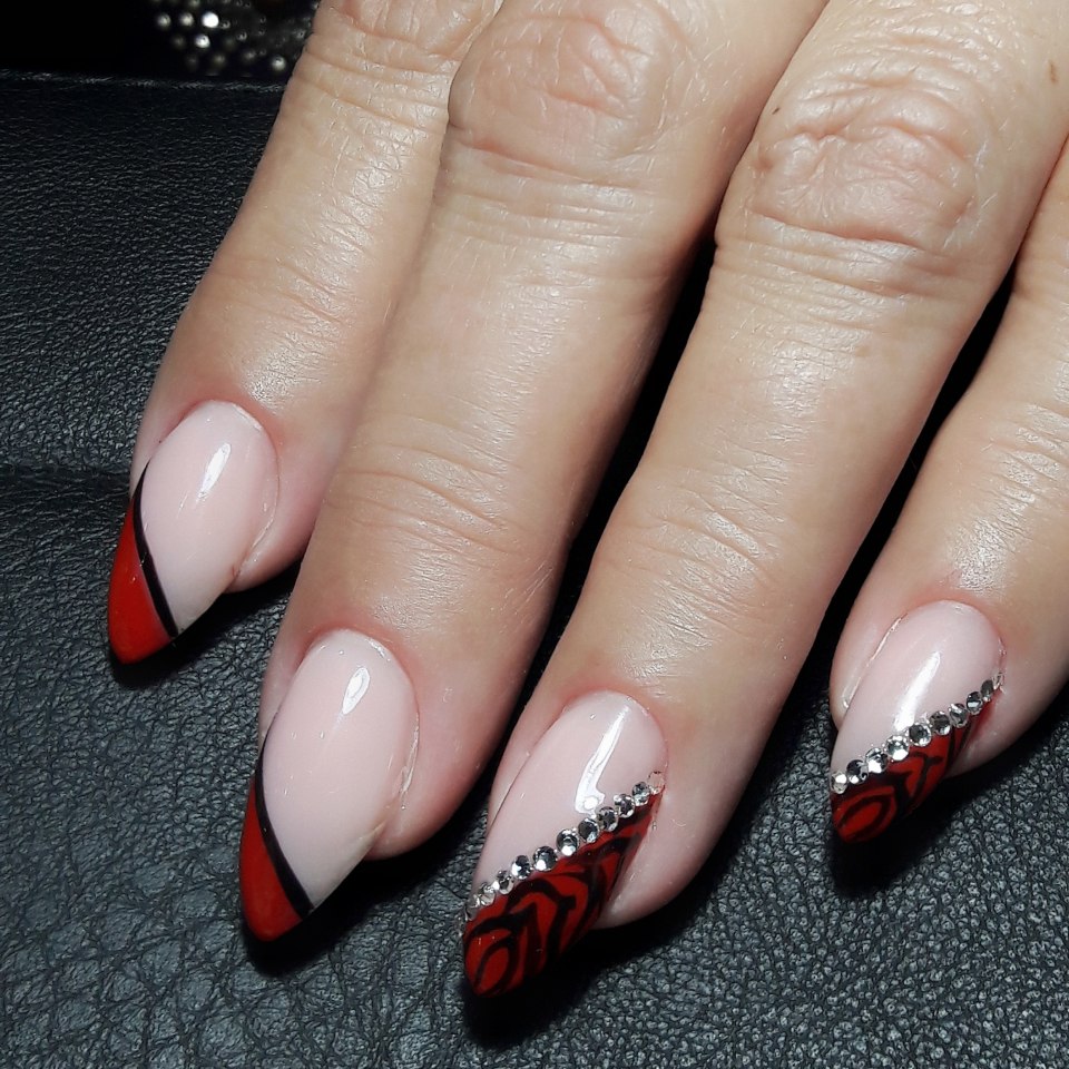 Коралловый френч на ногтях