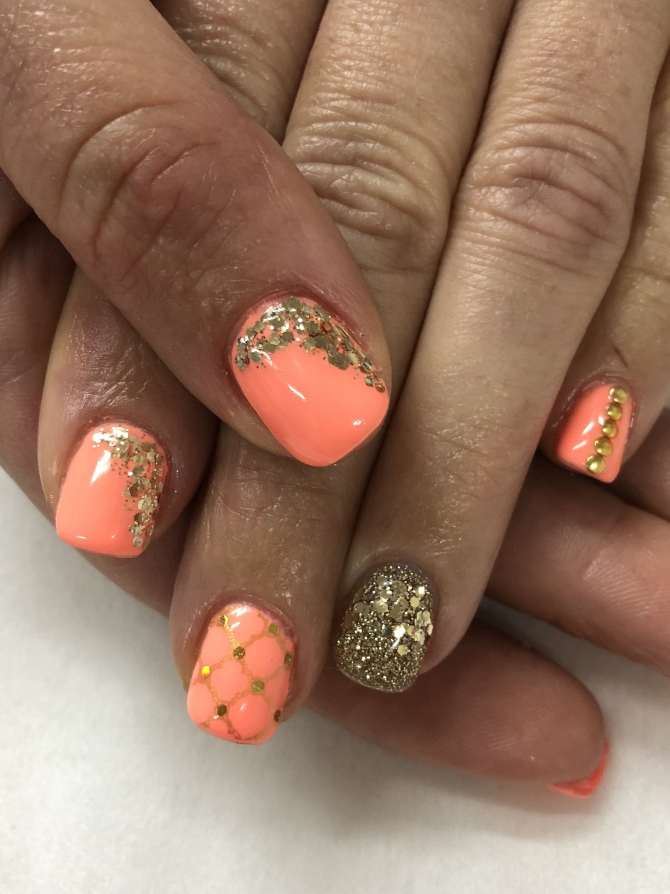 Оранжевый маникюр с блестками