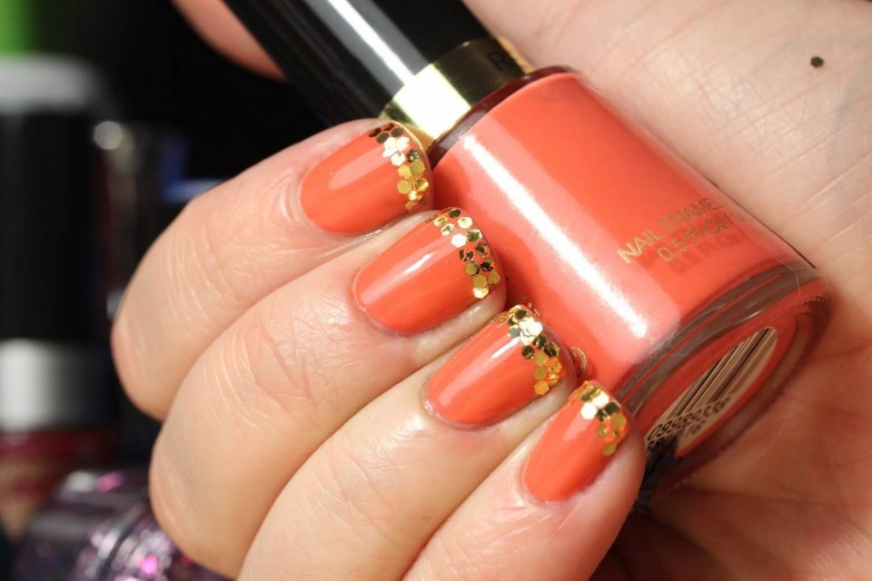 Маникюр терракотового цвета с золотом