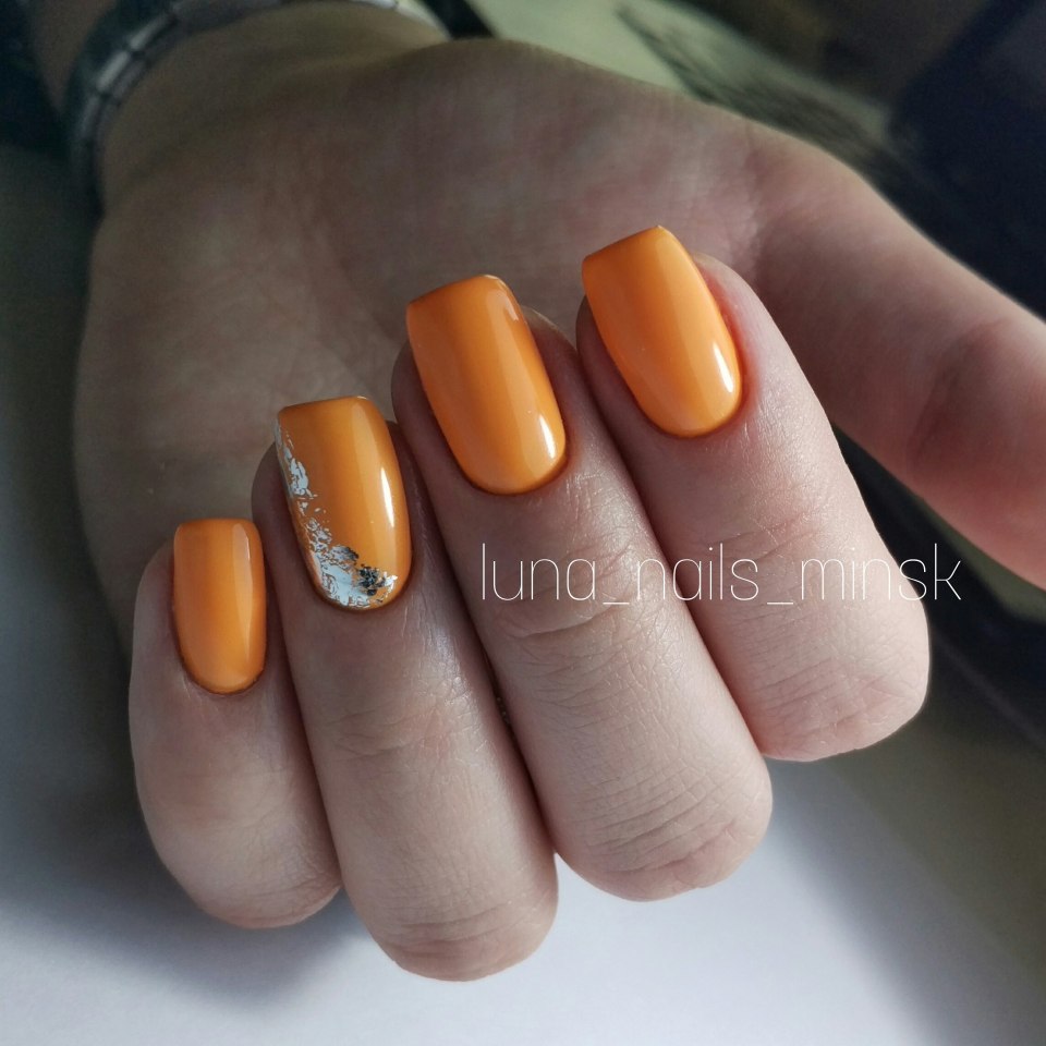 Оранжевый маникюр с фольгой