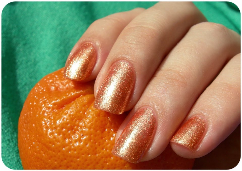 Оранжевый маникюр с листиками