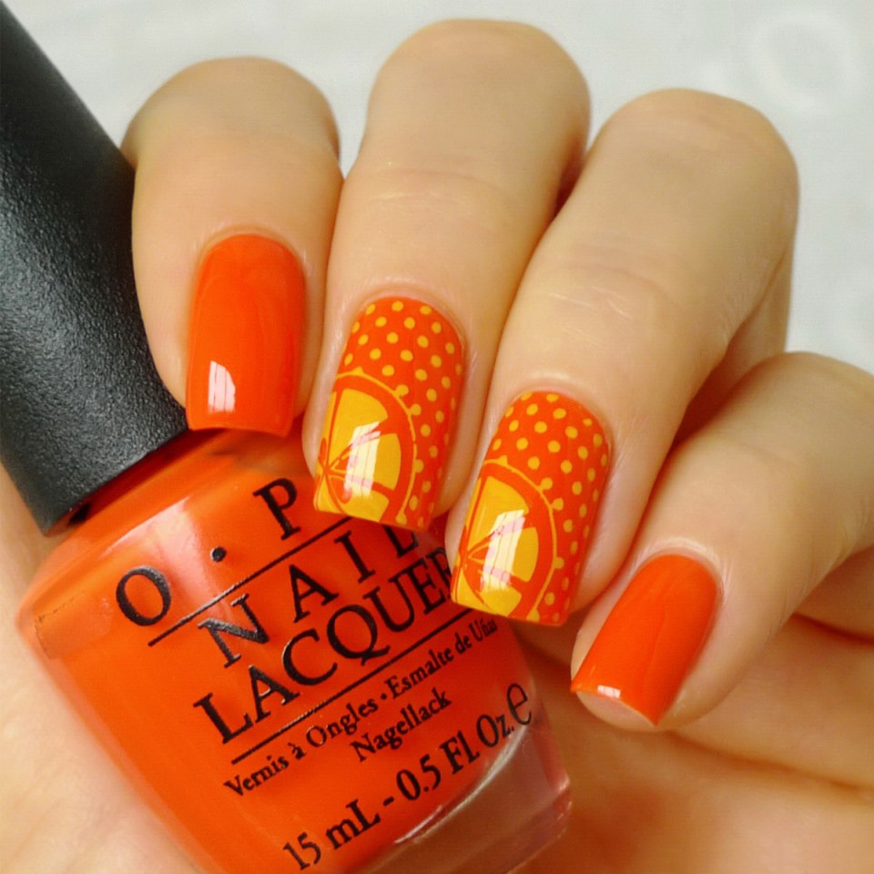 Стемпинг на оранжевых ногтях