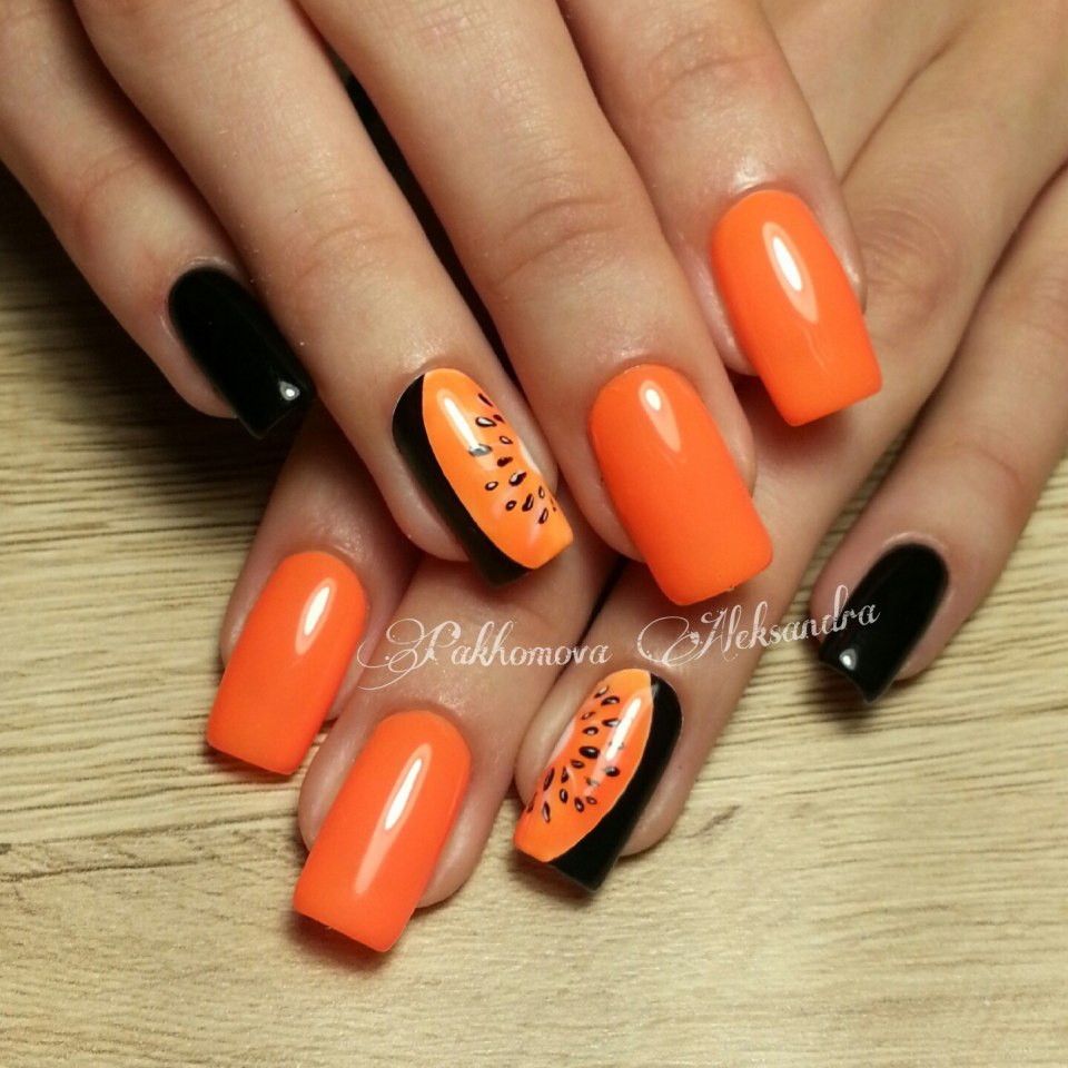 Маникюр оранжевый с черным
