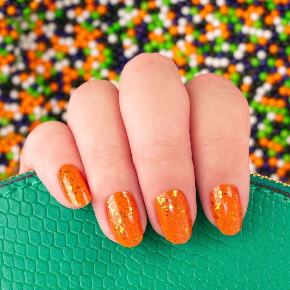 Оранжевый маникюр с блестками