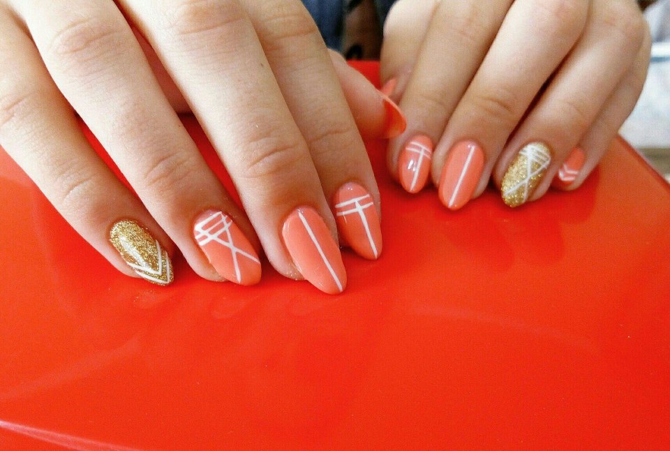 Маникюр оранжевый с золотым