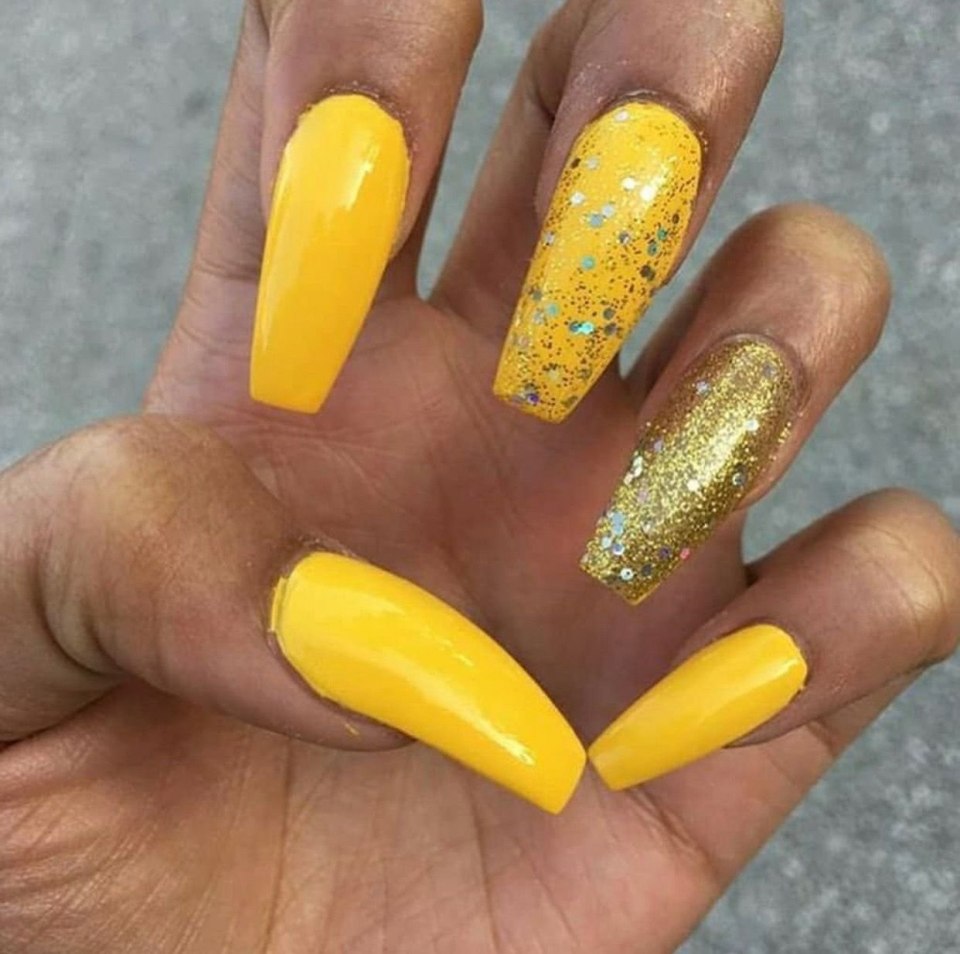 Ногти желтые с блестками