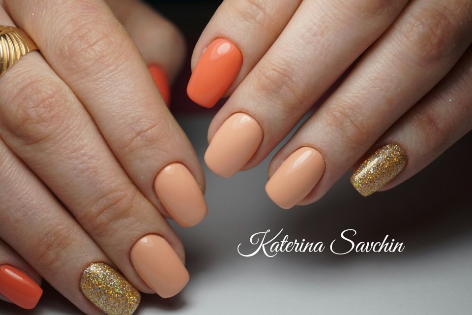 Маникюр оранжевый с золотом