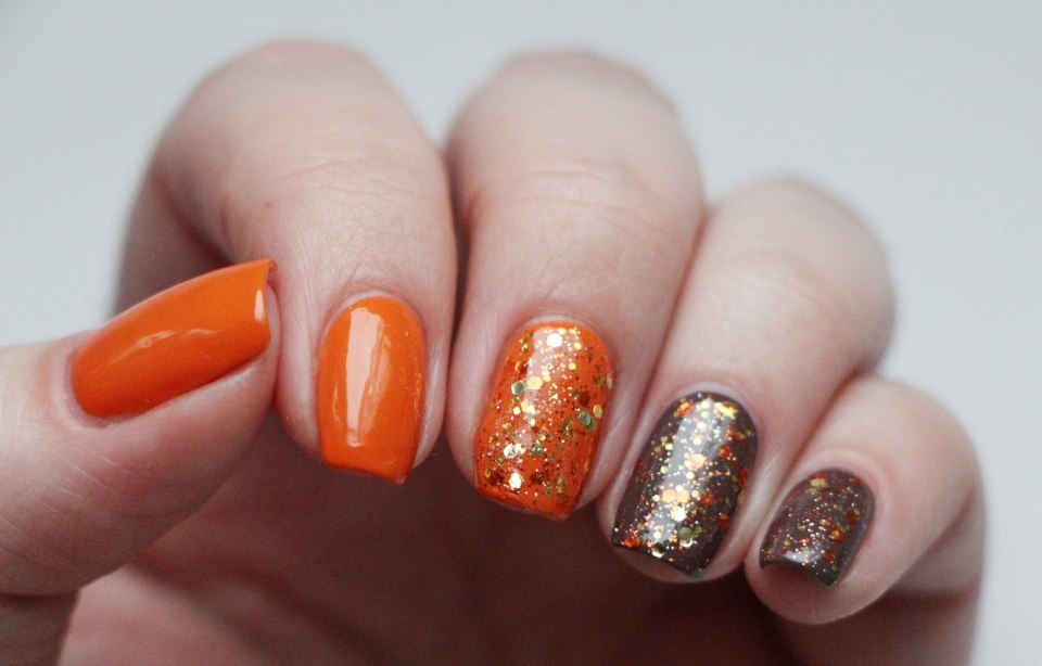 Маникюр оранжевый с коричневым