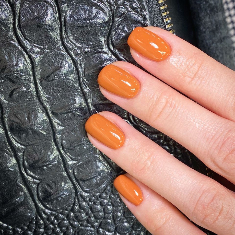 Однотонные оранжевые ногти