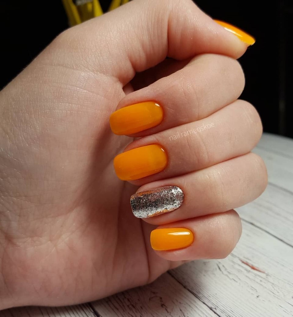 Желтооражневый маникюр