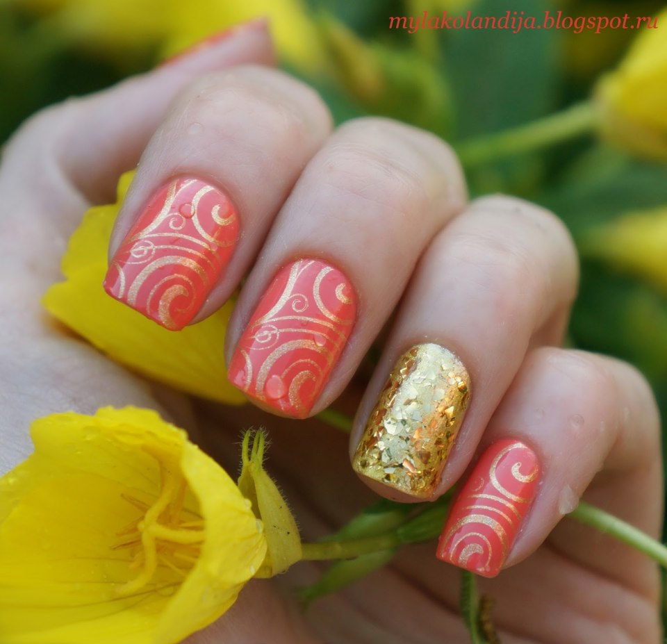 Маникюр оранжевый с золотом