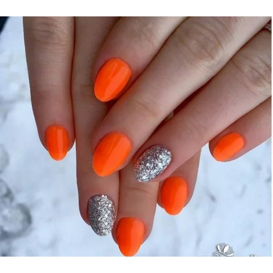 Маникюр оранжевый с серебром