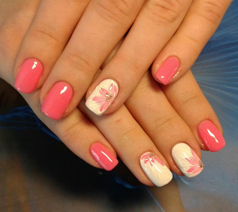 Красивый коралловый маникюр