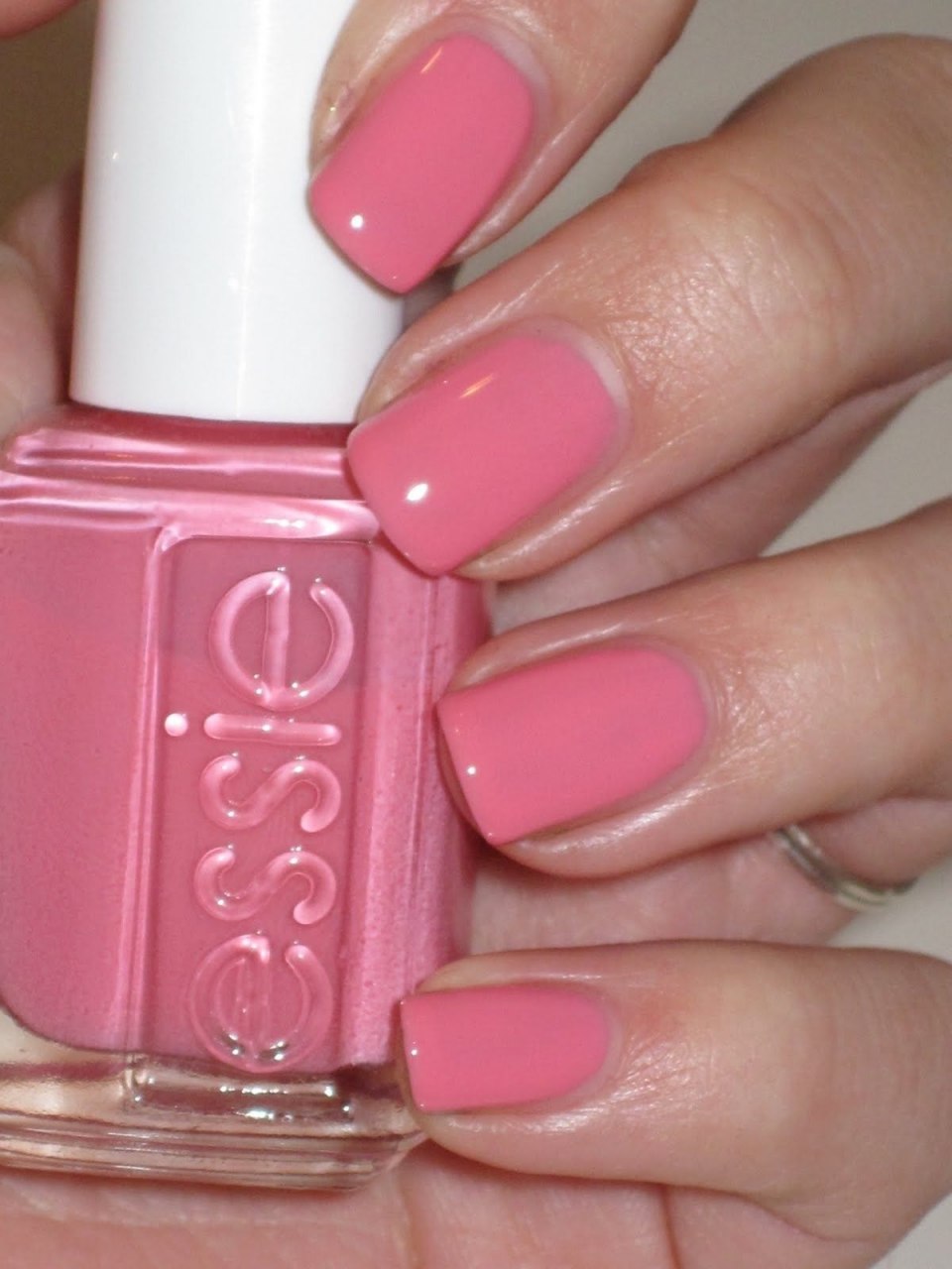 Essie лак розовый