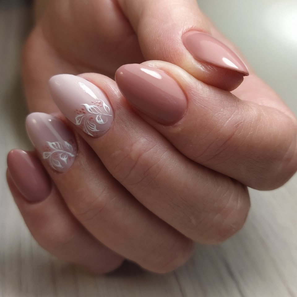 Маникюр на короткие овальные ногти нежные