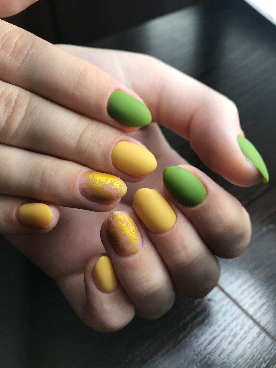 Маникюр оливковый с желтым