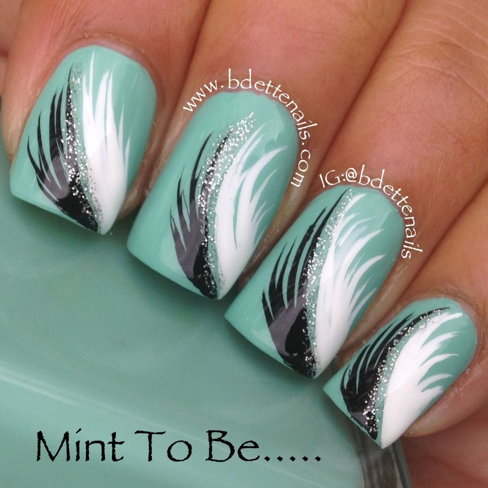 Перо на ногтях