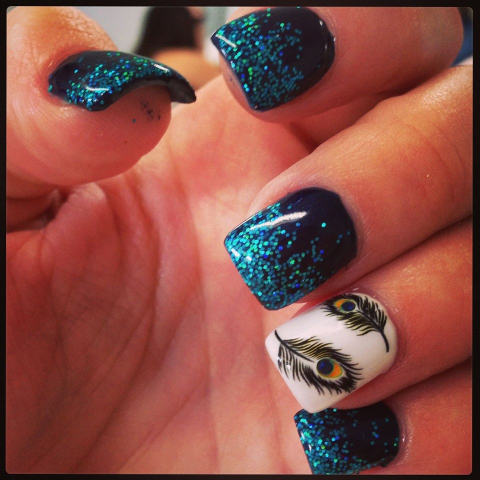 Маникюр с перышком