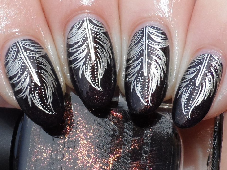 Маникюр перья на ногтях