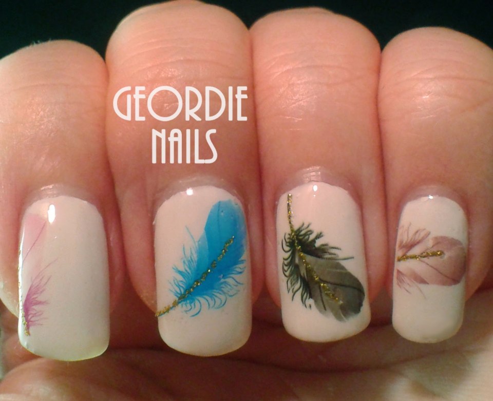 Маникюр с пером