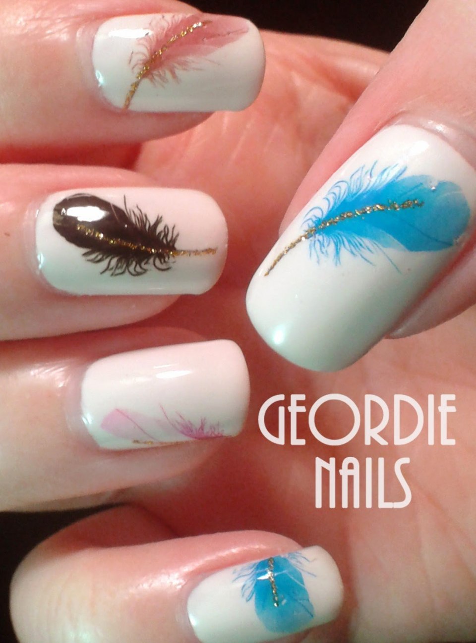 Маникюр с рисунком перо