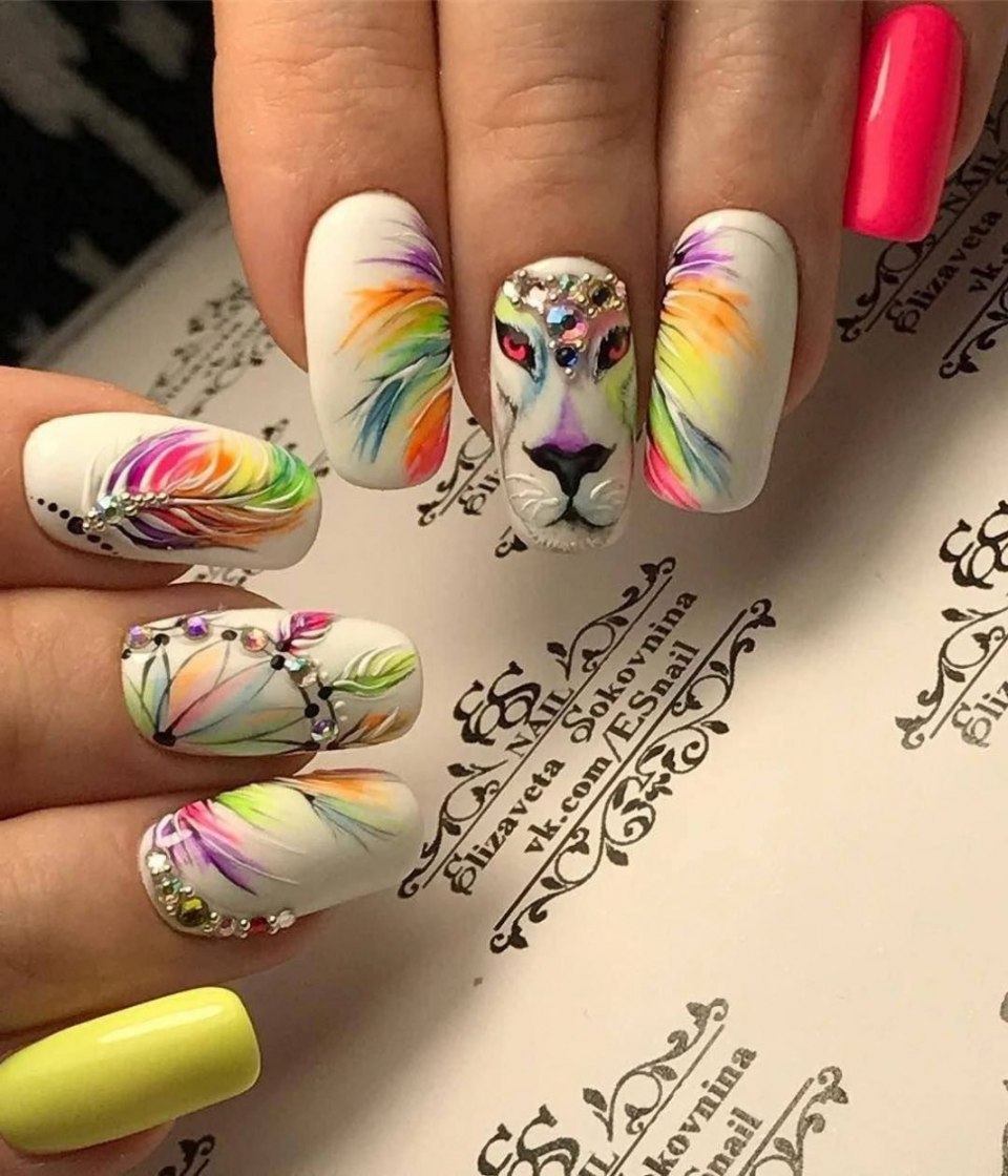 Черный маникюр с белым пером