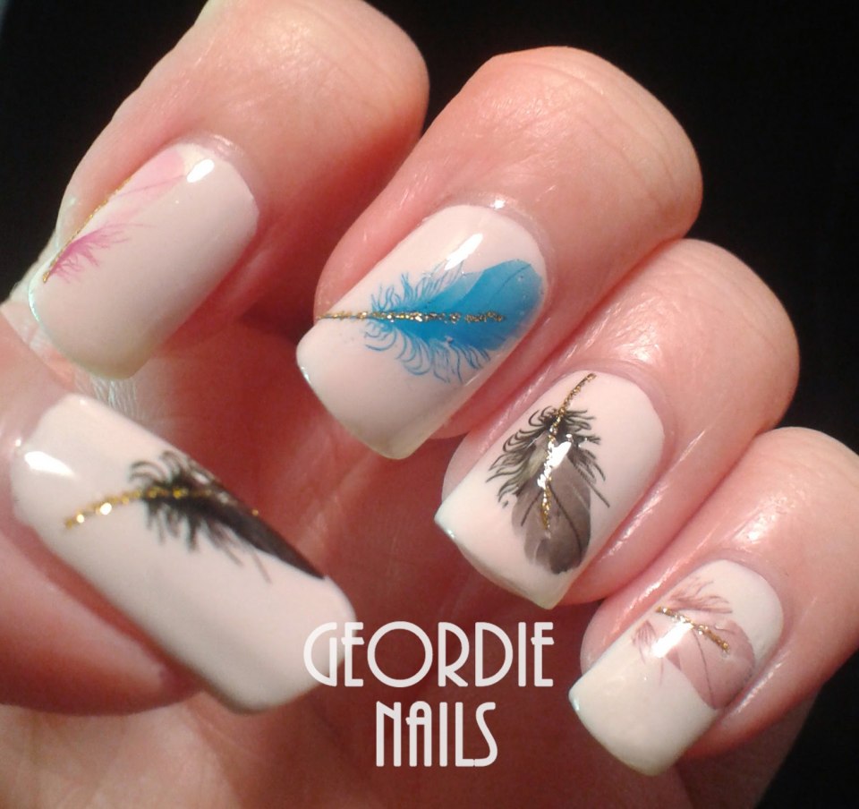 Маникюр с пером