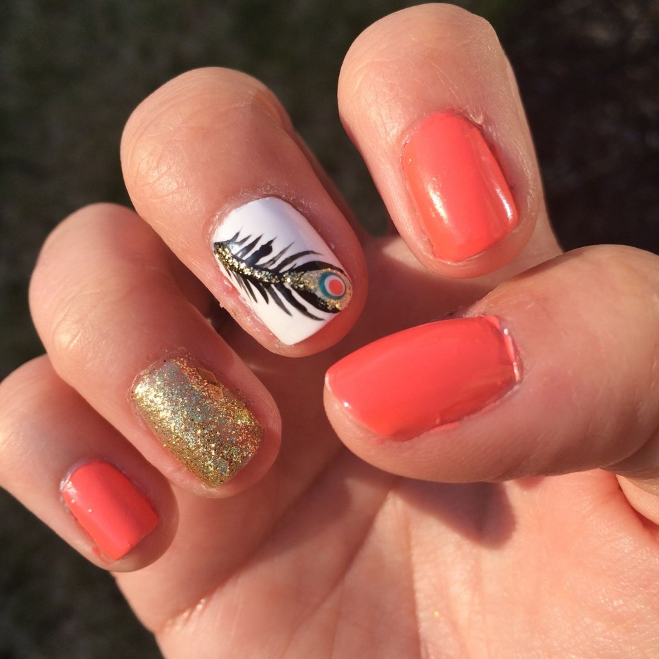 Перо на ногтях