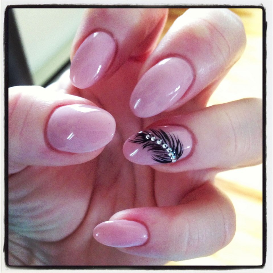 Рисунок перышко на ногтях