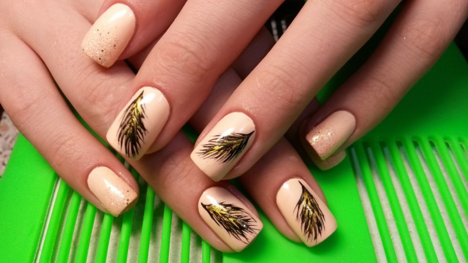 Маникюр с перышком