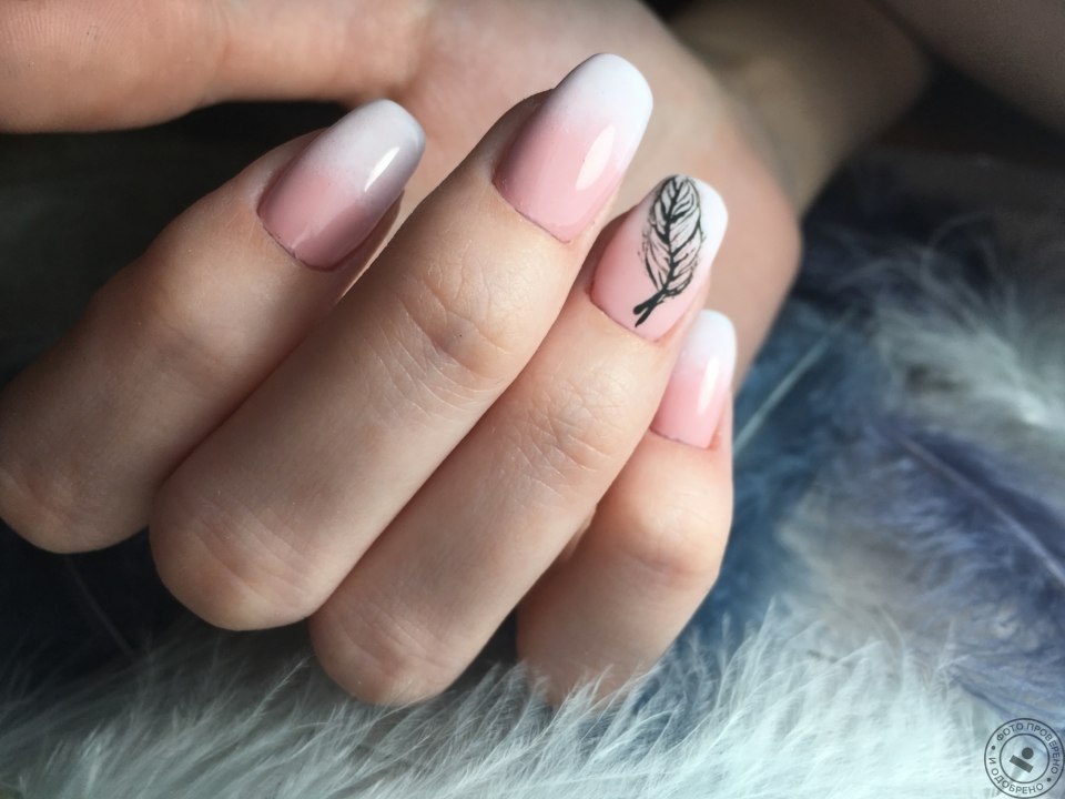 Маникюр на короткие ногти с пером