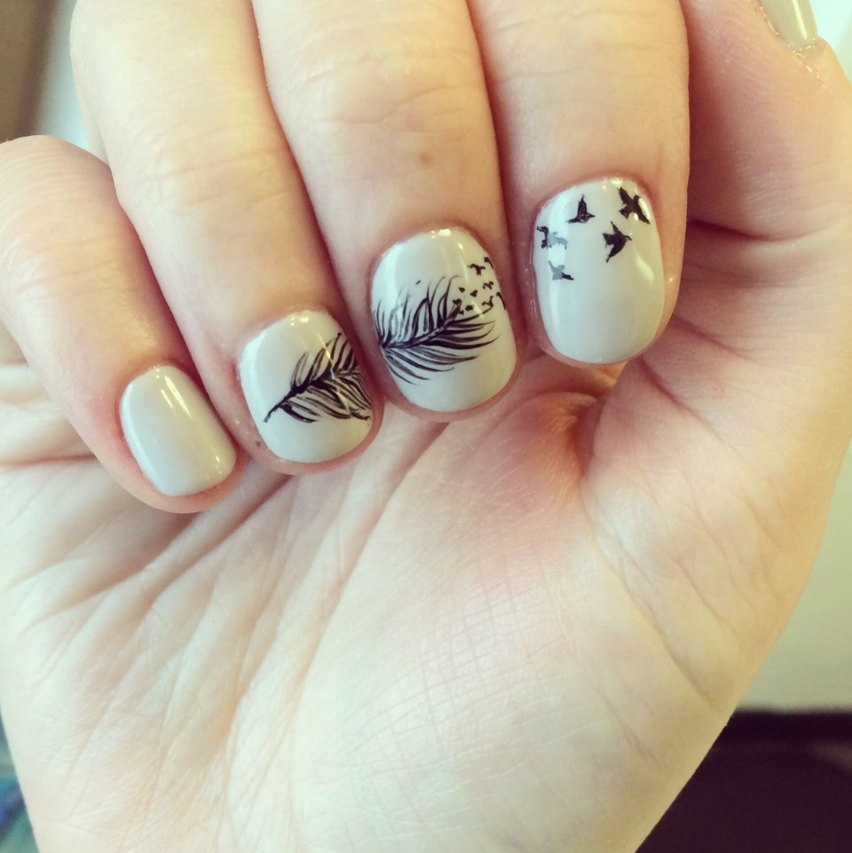 Перо на ногтях