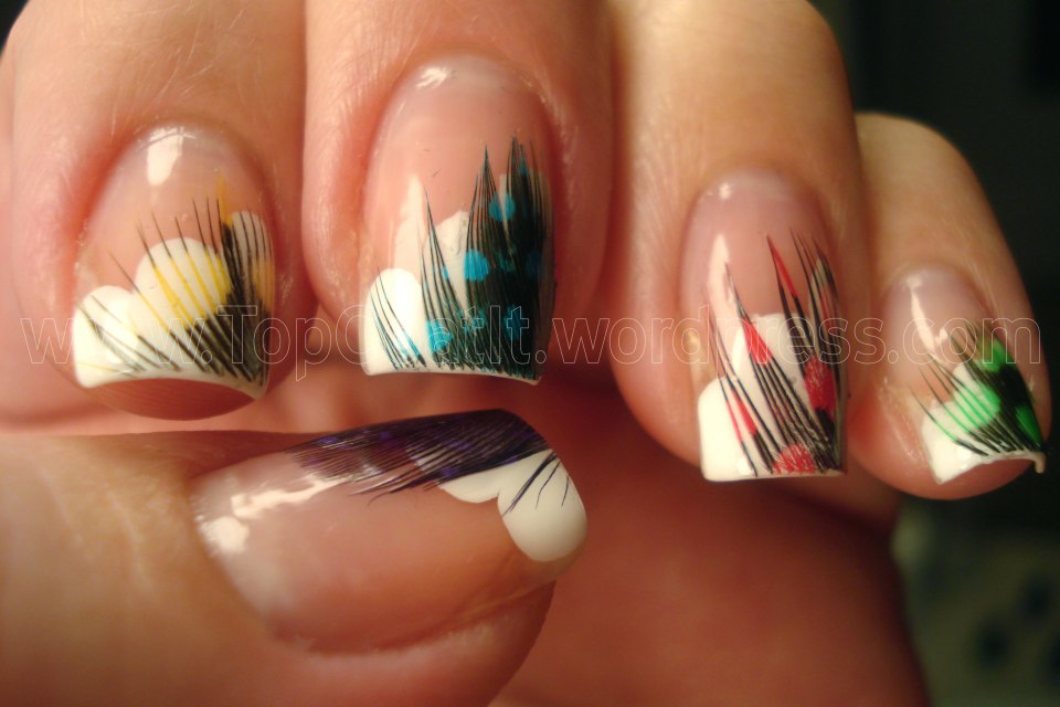 Яркий маникюр с пером