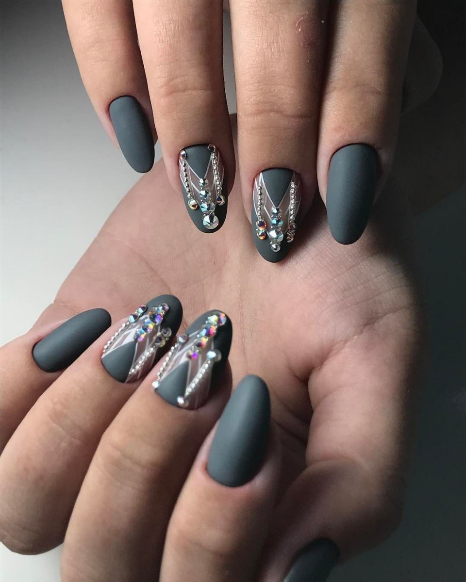 Маникюр графитовый цвет