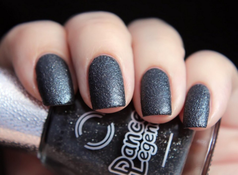 Серый маникюр